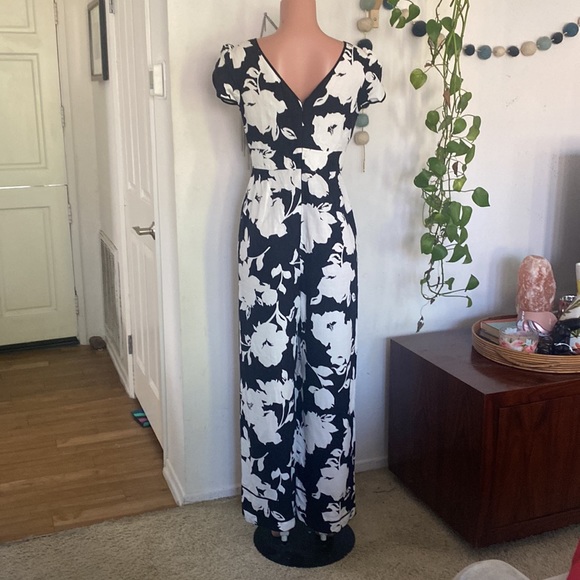 Anthropologie black white large floral print jumpsuit - Picture 5 of 8